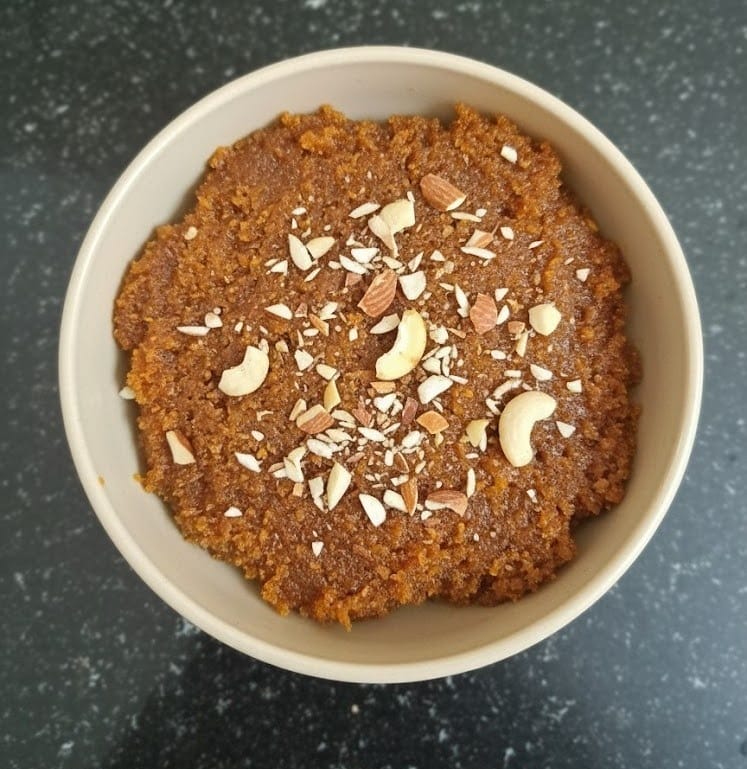 Final Thengai Therattipal topped with cashews and almonds – Coconut Thirattupal sweet (தேங்காய் திரட்டுப்பால்)