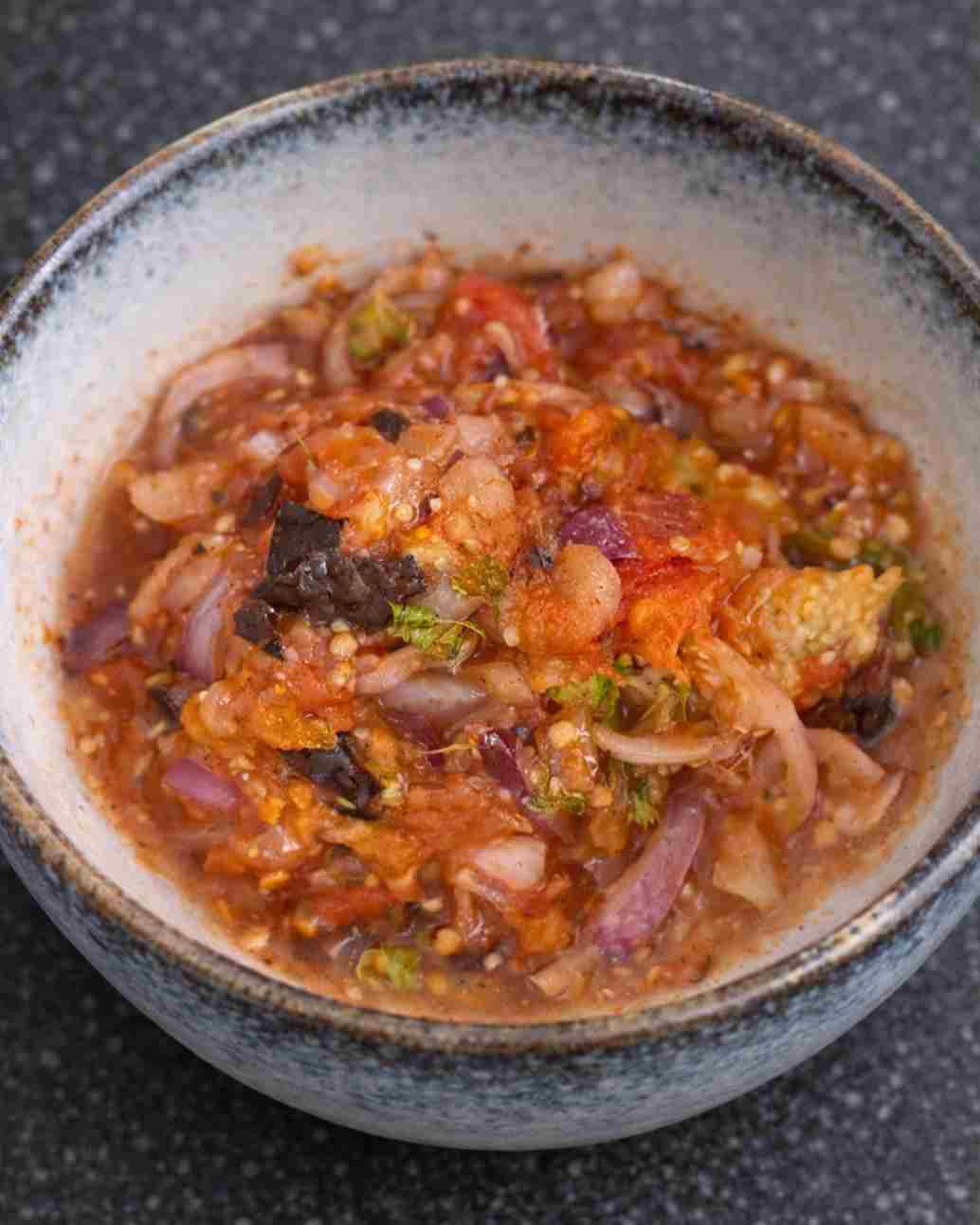 A bowl of Sutta Kathirikkai Masiyal.