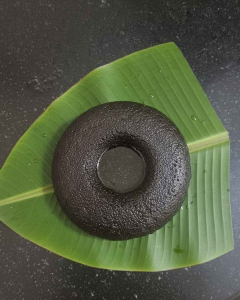 Traditional ulundu kali served on banana leaf, karuppu ulundhu kali (கருப்பு உளுந்து களி)