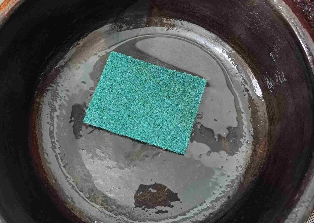 how to season a clay pot for cooking step 1 cleaning clay pot with sponge without soap before first use